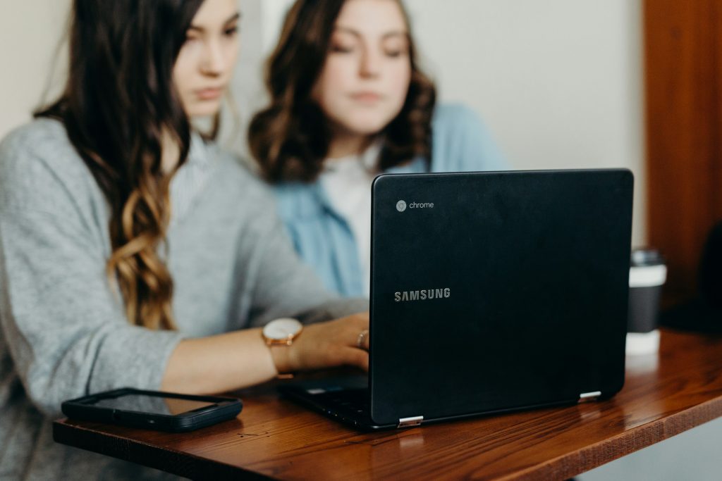 women using a samsung laptop - AI Sales Agents
