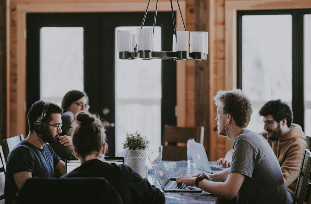 employees talking - Conversational Business Texting