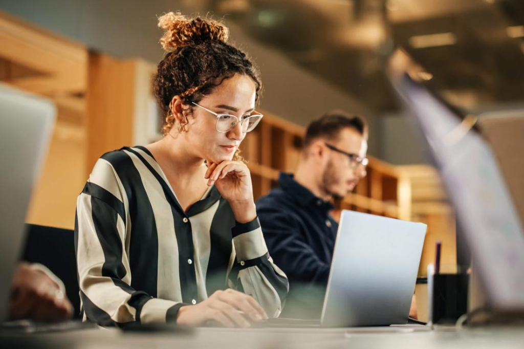 woman working - Talkdesk Alternative
