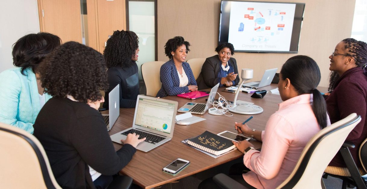 employees in a meeting - Aircall vs Dialpad