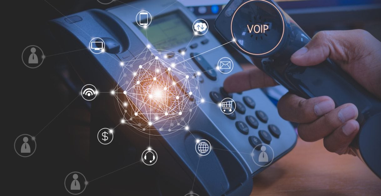 person pointing at phone - Operator VoIP