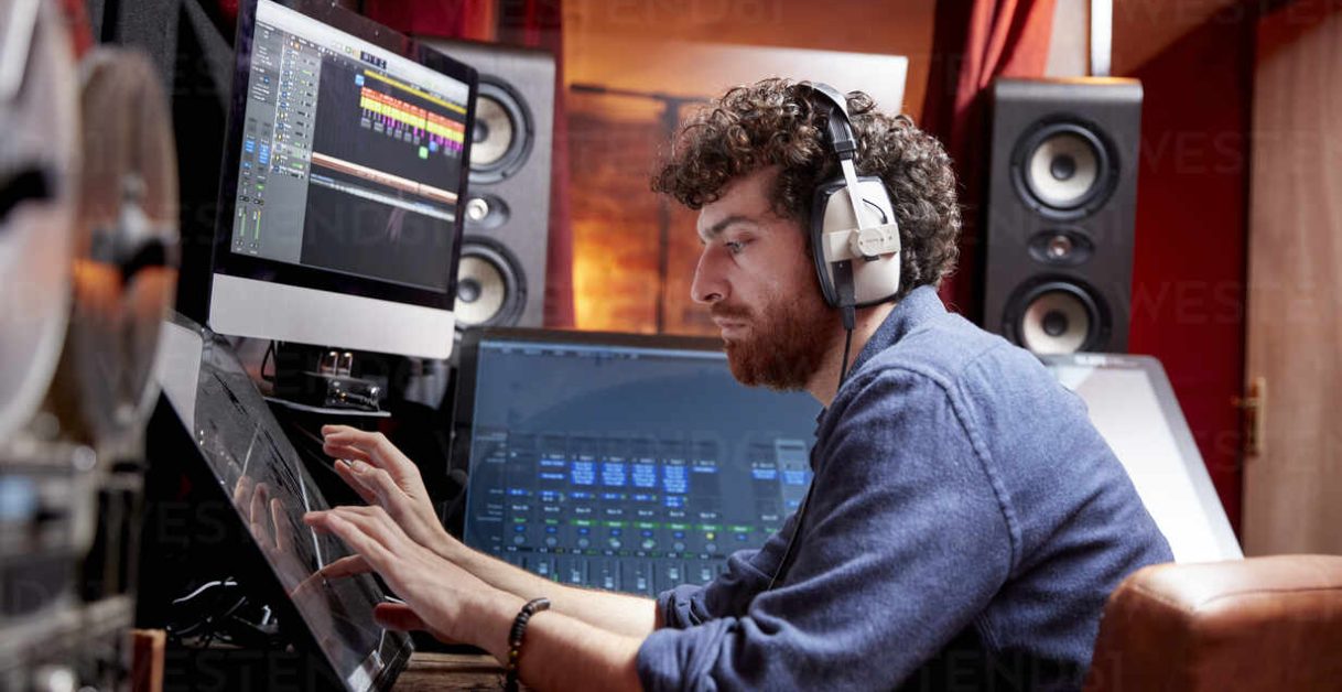 musician using a computer - Suno AI